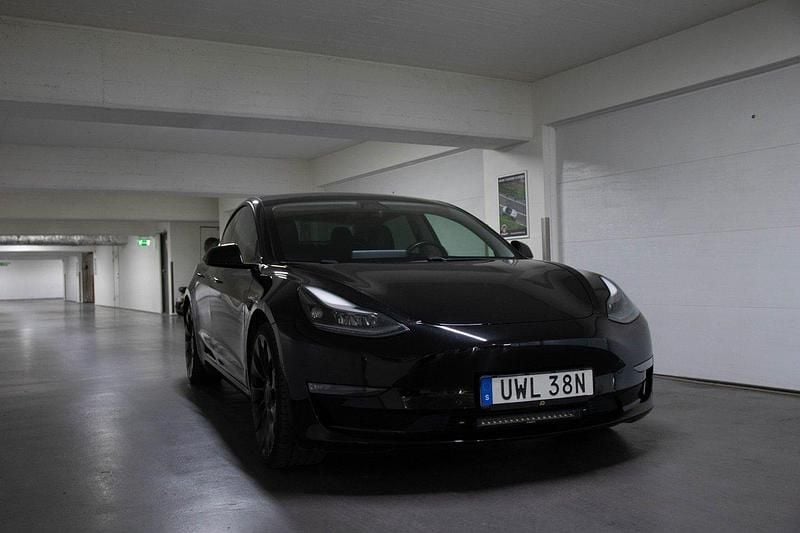 Svart Begagnad 2021 Tesla Model 3 Performance Sedan | 285 000 kr (Marknadspris) - Bild 1/4