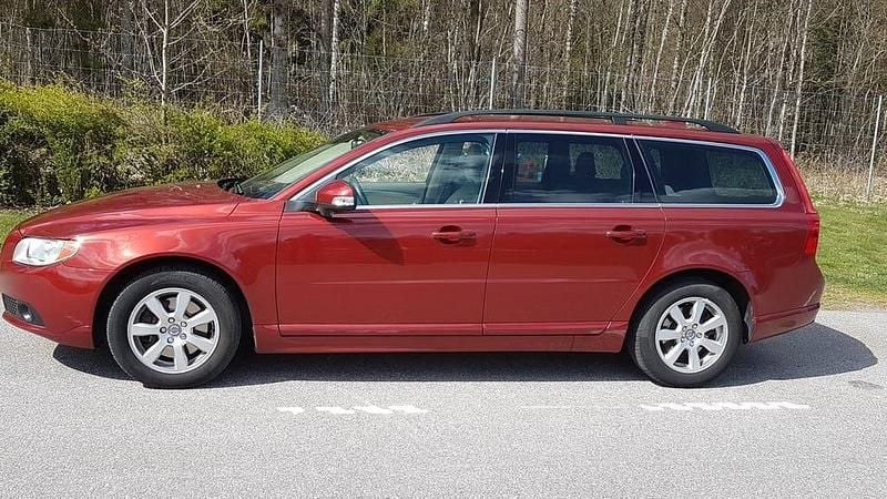Ruby red metallic Begagnad 2011 Volvo V70 Kombi | 95 000 kr (Marknadspris) - Bild 1/4