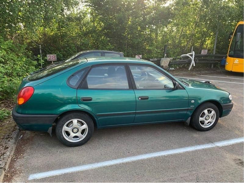 Begagnad Toyota Corolla 97 HK (71 kW) 2001 Grön Halvkombi