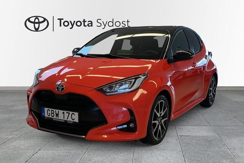 Röd Begagnad 2021 Toyota Yaris Hybrid Edition Halvkombi | 214 900 kr (Marknadspris) - Bild 1/3
