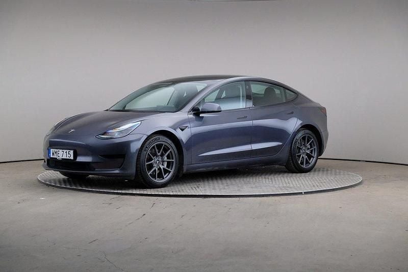 Grå Begagnad 2021 Tesla Model 3 Standard Range Plus Sedan | 269 000 kr (Marknadspris) - Bild 1/4