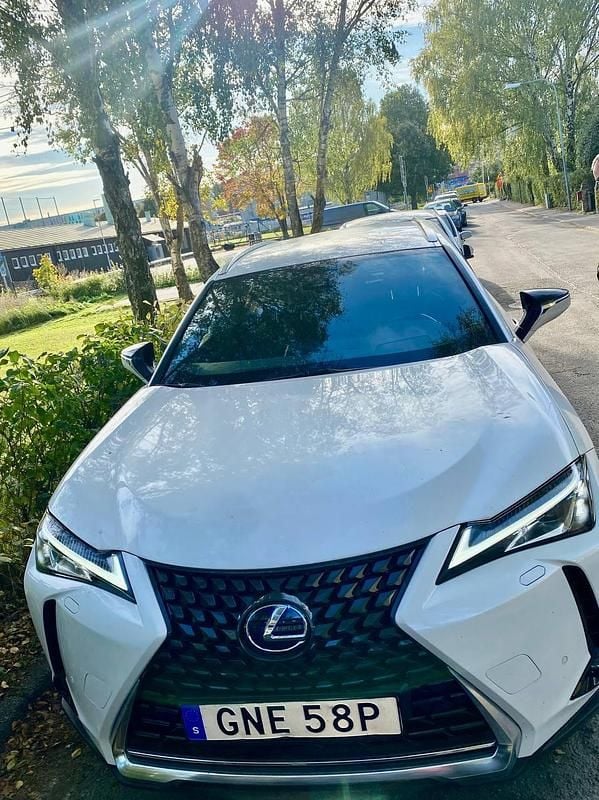 Begagnad Lexus UX 250h E-FOUR 184 HK (135 kW) 2019 SUV