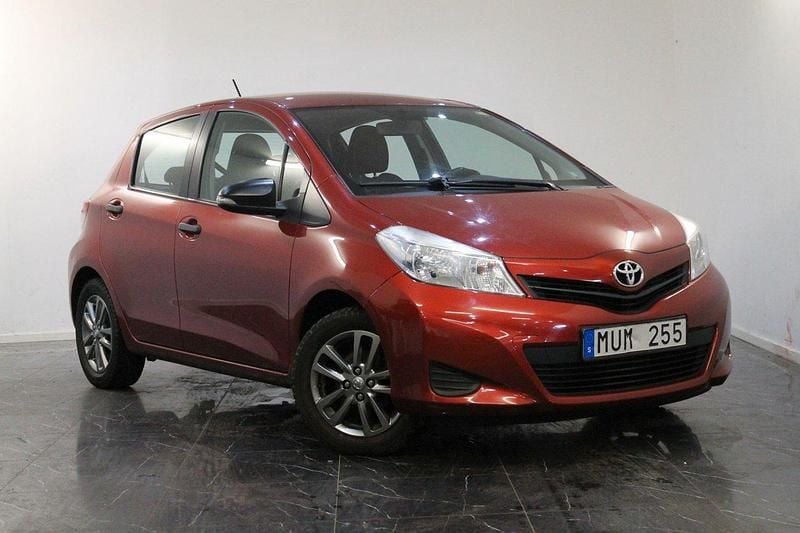Röd Begagnad 2012 Toyota Yaris Life Halvkombi | 58 900 kr (Marknadspris) - Bild 1/4