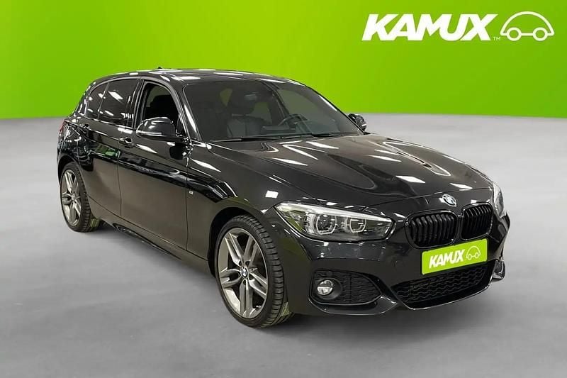 Svart Begagnad 2019 BMW 120 M Sport Halvkombi | 239 800 kr (Marknadspris) - Bild 1/4