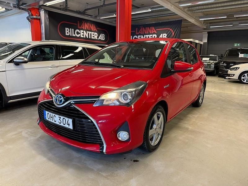 Begagnad Toyota Yaris Hybrid Active 101 HK (74 kW) 2016 Röd Halvkombi