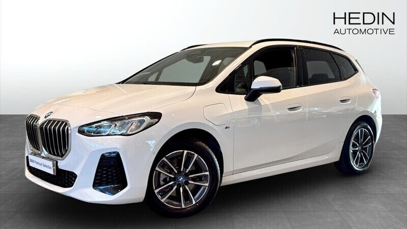 Vit (white) Begagnad 2024 BMW 225 Active Tourer M Sport Minibuss | 398 700 kr (Bra pris) - Bild 1/4