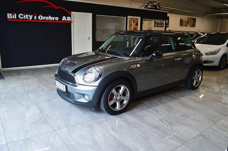 Mörkgrå Begagnad 2007 Mini Cooper S Halvkombi | 64 900 kr (Marknadspris) - Bild 1/4