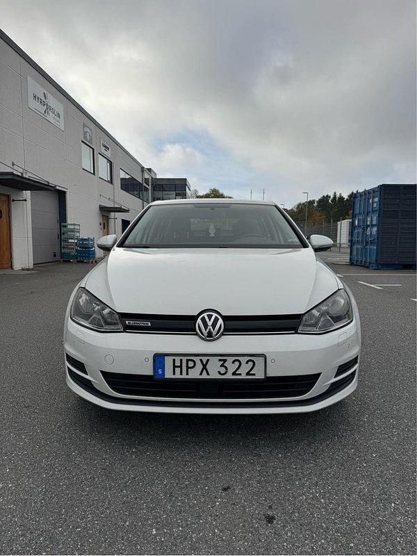 Vit Begagnad 2017 VW Golf VII Halvkombi | 110 000 kr (Marknadspris) - Bild 1/4