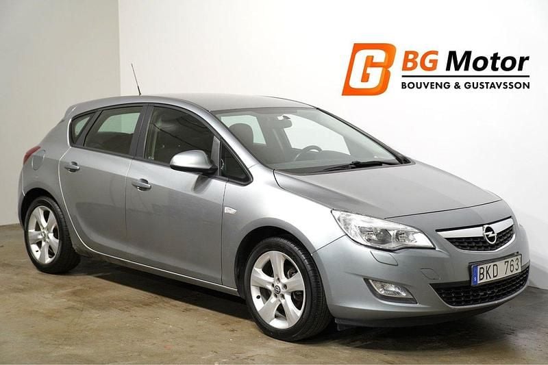 Grå Begagnad 2010 Opel Astra Enjoy Halvkombi | 39 700 kr (Marknadspris) - Bild 1/4