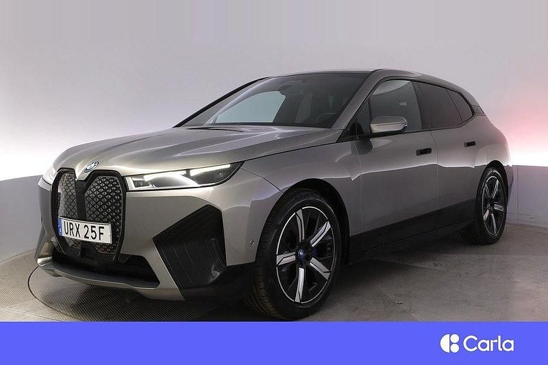 Grå Begagnad 2023 BMW iX Sport Line SUV | 634 900 kr - Bild 1/4