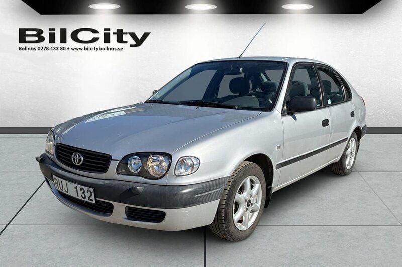 Silver Begagnad 2000 Toyota Corolla Halvkombi | 33 000 kr - Bild 1/4