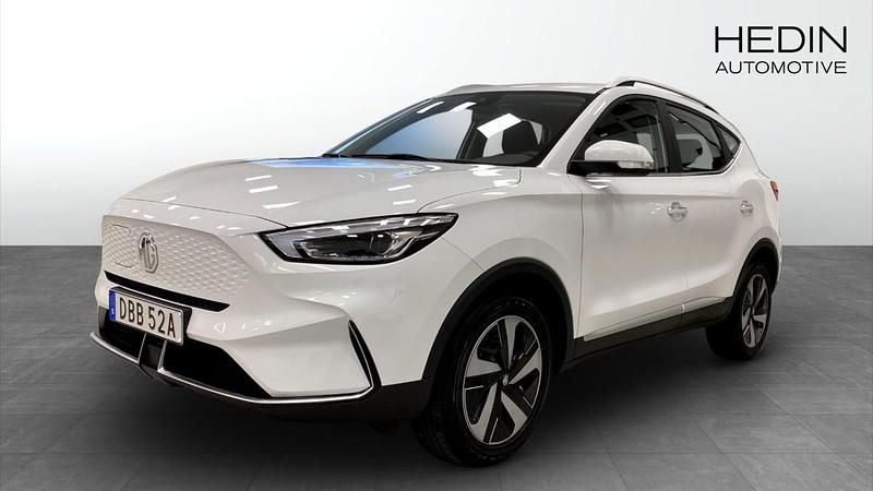 Vit (white) Begagnad 2023 MG ZS Comfort Sedan | 309 900 kr (Lite dyr) - Bild 1/4