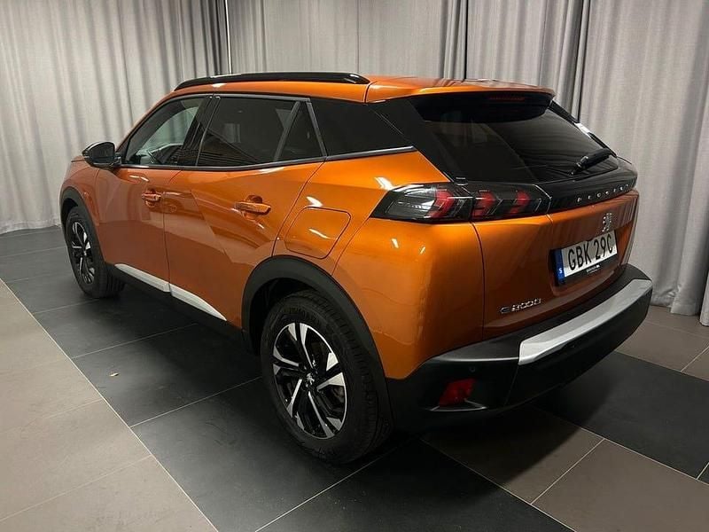 Begagnad Peugeot e-2008 Allure 100 kW (136 HK) 2022 Orange SUV