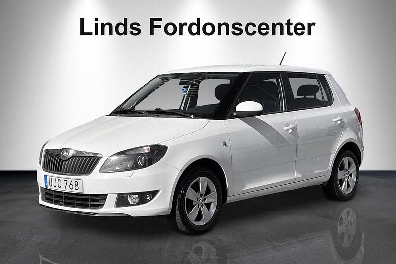 Vit Begagnad 2015 Skoda Fabia Ambiente Halvkombi | 65 000 kr (Marknadspris) - Bild 1/4