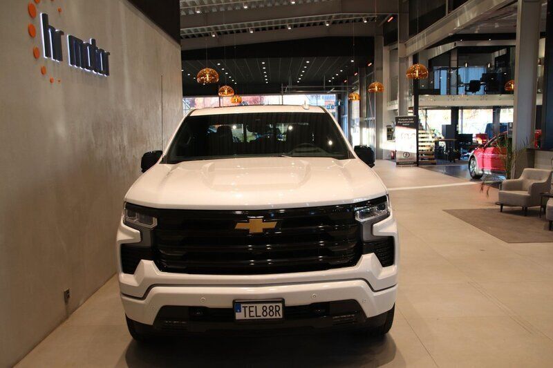 Svart (grå) Begagnad 2023 Chevrolet Silverado Van | 1 123 750 kr - Bild 1/4
