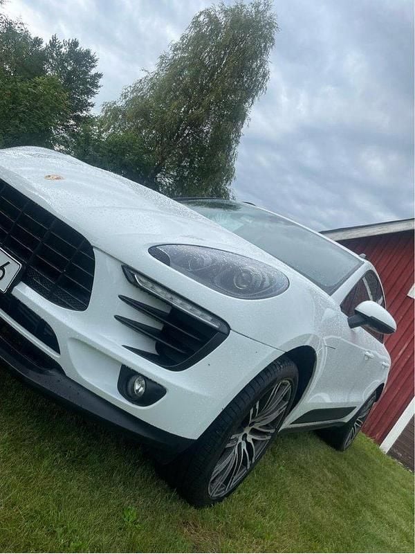 Vit Begagnad 2018 Porsche Macan SUV | 479 000 kr (Lite dyr) - Bild 1/4
