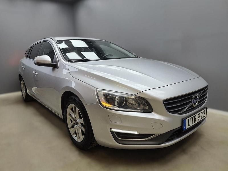 Silver Begagnad 2015 Volvo V60 Momentum Kombi | 94 900 kr (Marknadspris) - Bild 1/4