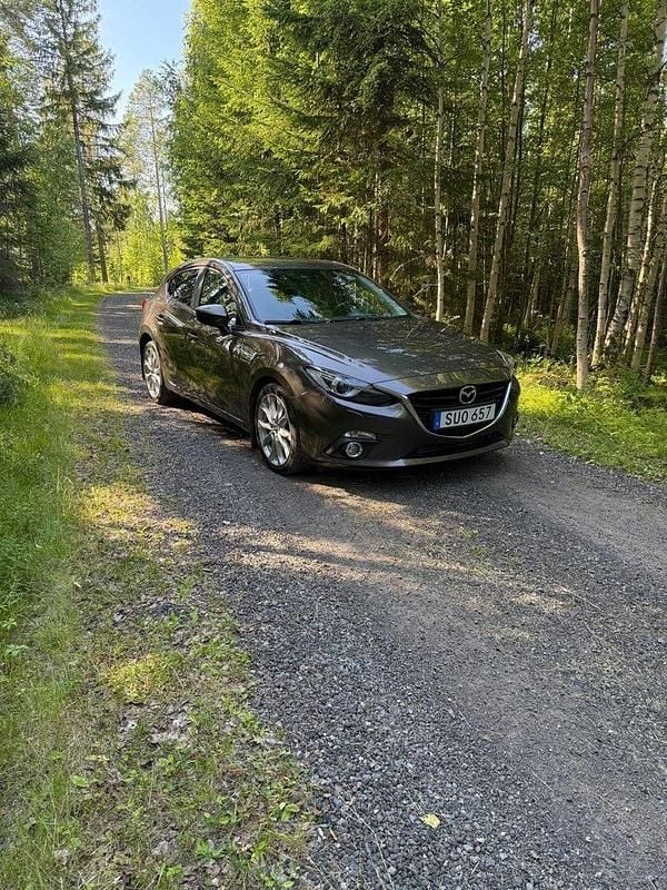 Brun Begagnad 2014 Mazda 3 Inclusive Halvkombi | 129 500 kr (Marknadspris) - Bild 1/4