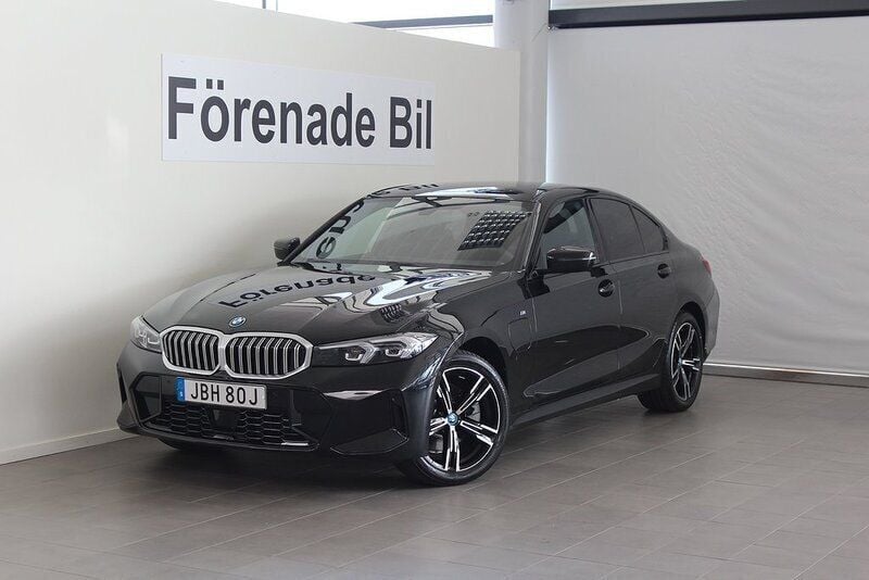 Svart (black sapphire metallic) Begagnad 2024 BMW 330e M Sport Sedan | 489 000 kr (Bra pris) - Bild 1/4