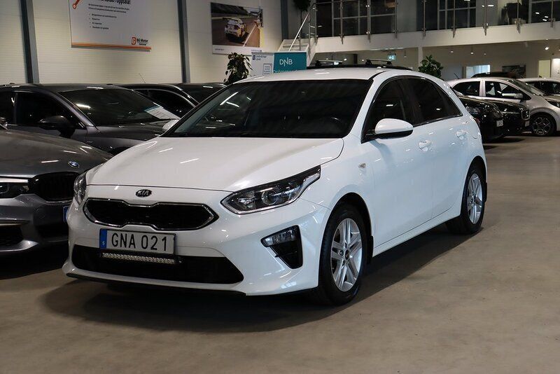 Vit Begagnad 2018 Kia Ceed Halvkombi | 139 900 kr (Dyr) - Bild 1/4