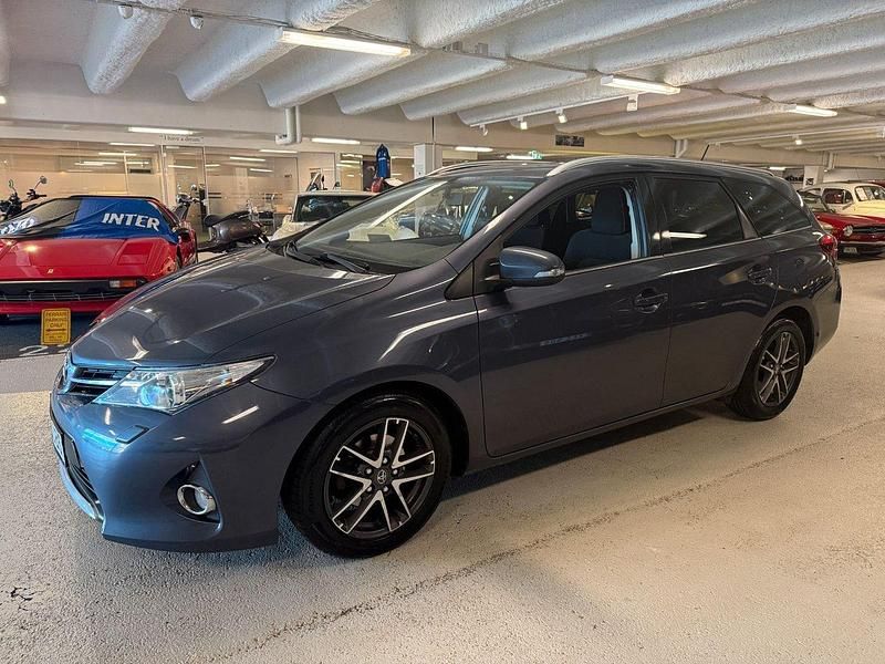Mörkblå (dark blue metallic) Begagnad 2015 Toyota Auris Touring Sports Edition Kombi | 79 900 kr (Bra pris) - Bild 1/4
