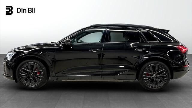Begagnad Audi Q8 e-tron S-Line 300 kW (408 HK) 2023 Mytsvart metallic SUV