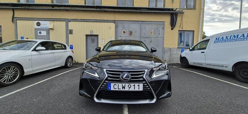 Svart Begagnad 2018 Lexus IS300h Sedan | 250 000 kr (Marknadspris) - Bild 1/4