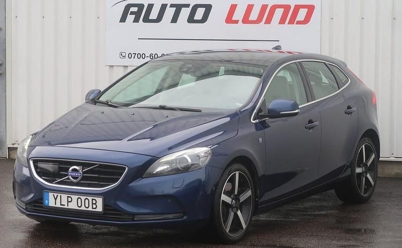 Blåmetallic Begagnad 2015 Volvo V40 Ocean Race Kombi | 99 900 kr (Marknadspris) - Bild 1/4
