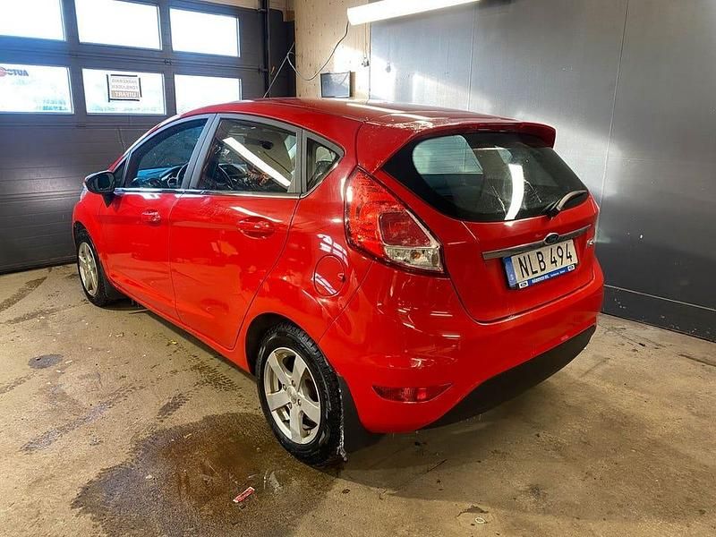Begagnad Ford Fiesta Titanium 81 HK (59 kW) 2014 Röd Halvkombi