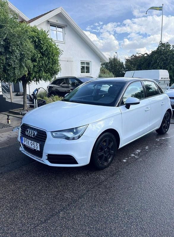 Vit Begagnad 2014 Audi A1 Sportback Sport Halvkombi | 76 000 kr (Marknadspris) - Bild 1/4