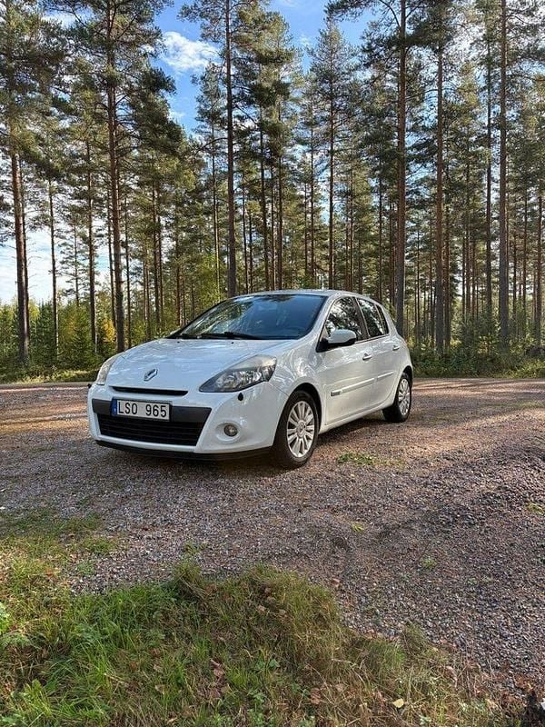 Vit Begagnad 2011 Renault Clio R.S. Halvkombi | 27 000 kr (Bra pris) - Bild 1/4