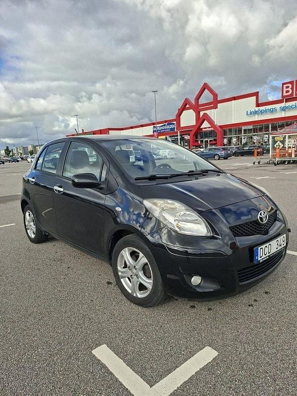 Svart Begagnad 2010 Toyota Yaris Halvkombi | 42 000 kr (Bra pris) - Bild 1/4