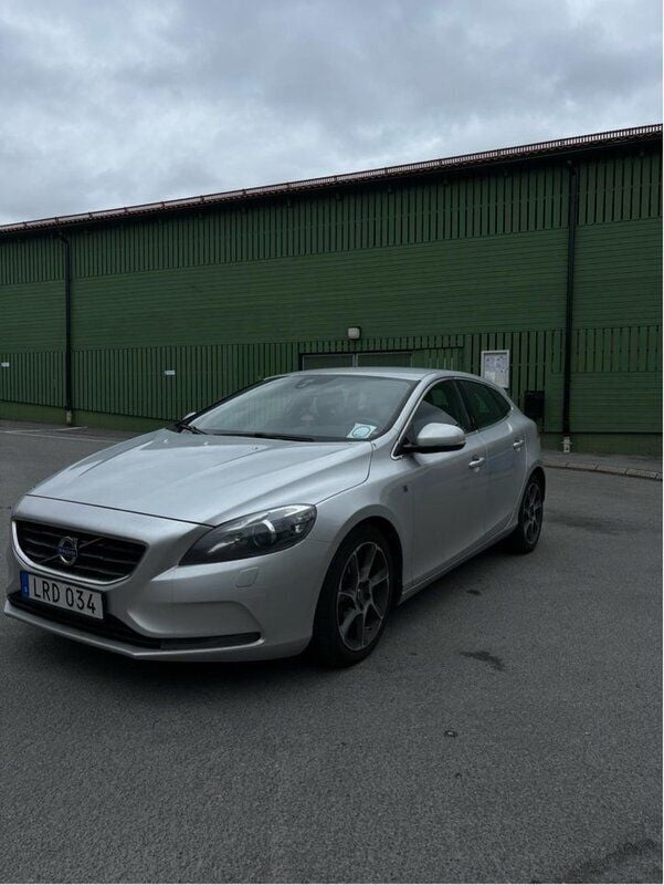 Silver Begagnad 2015 Volvo V40 Momentum Kombi | 70 000 kr (Superpris) - Bild 1/3