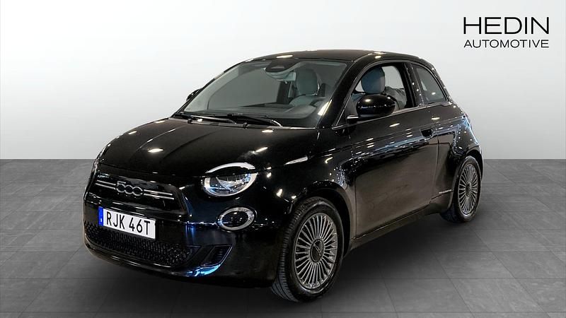 Svart (black) Begagnad 2022 Fiat 500e Icon Halvkombi | 194 900 kr (Marknadspris) - Bild 1/4