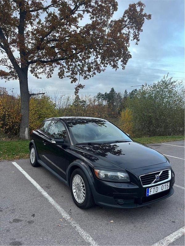 Svart Begagnad 2008 Volvo C30 Momentum Halvkombi | 44 900 kr (Marknadspris) - Bild 1/4