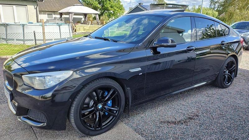 Svart Begagnad 2014 BMW 530 Gran Turismo M Sport Halvkombi | 250 000 kr (Dyr) - Bild 1/4