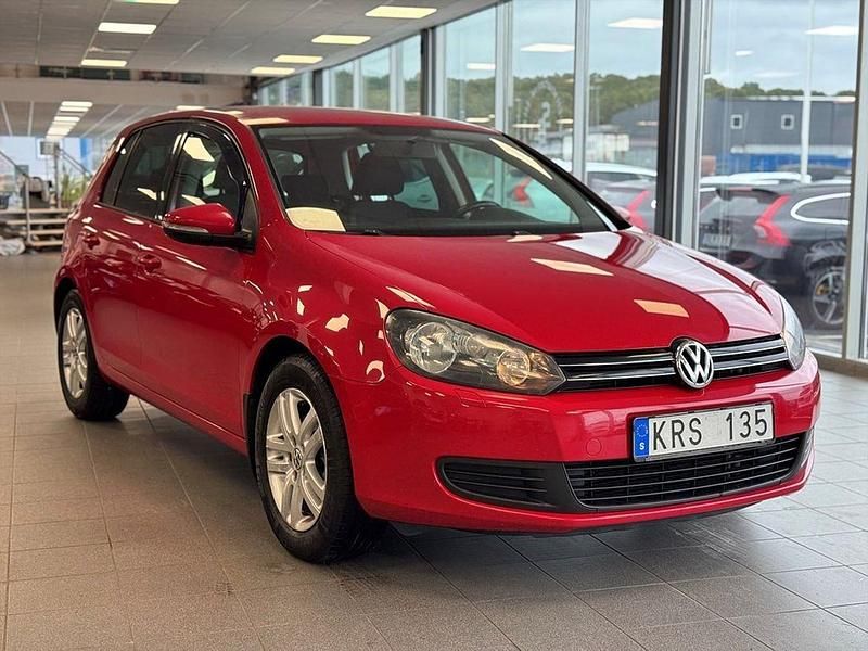 Röd Begagnad 2010 VW Golf VI Halvkombi | 49 900 kr (Marknadspris) - Bild 1/4