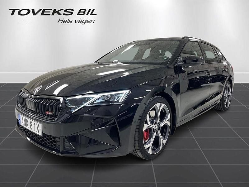 Svart (black magic pärleffekt) Begagnad 2025 Skoda Octavia RS Kombi | 419 900 kr - Bild 1/4