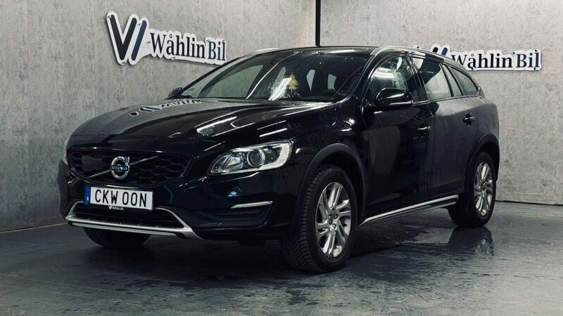 Svart Begagnad 2018 Volvo V60 CC Momentum Kombi | 194 900 kr (Bra pris) - Bild 1/4