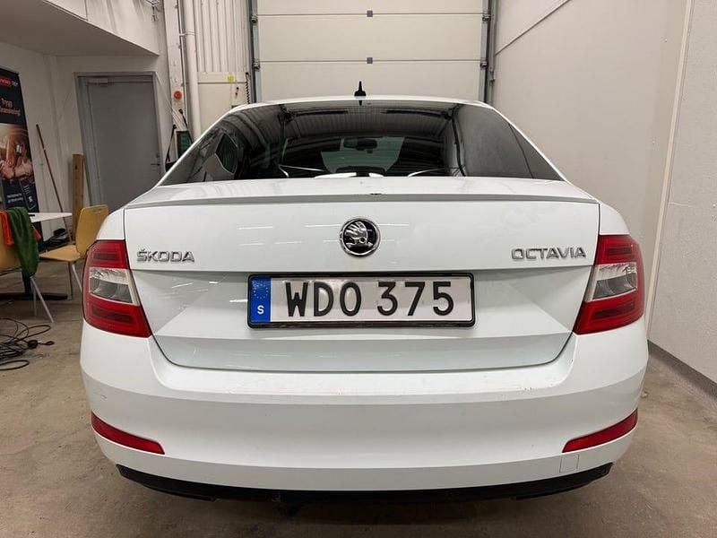Begagnad Skoda Octavia Sport 105 HK (77 kW) 2015 Vit Halvkombi