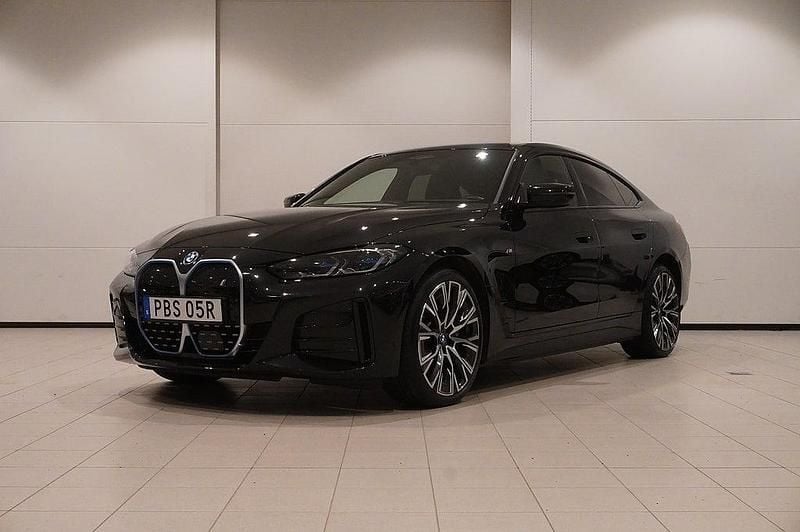 Svart Begagnad 2022 BMW i4 M Sport Sedan | 479 800 kr (Marknadspris) - Bild 1/4