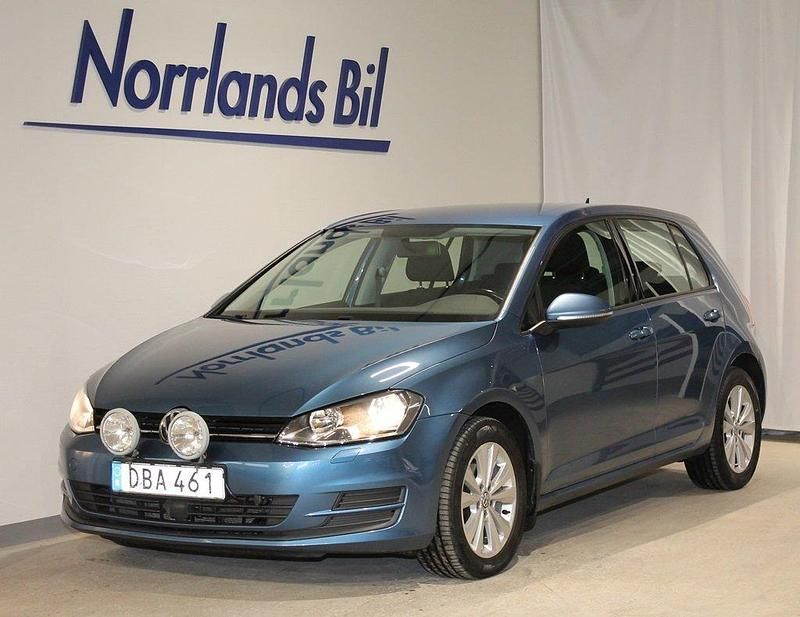 Blå (pacific blue metallic) Begagnad 2016 VW Golf VII Halvkombi | 119 900 kr (Marknadspris) - Bild 1/4