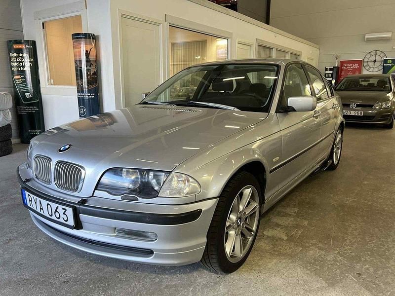 Ljusgrå Begagnad 2000 BMW 318 Sedan | 29 900 kr (Marknadspris) - Bild 1/4