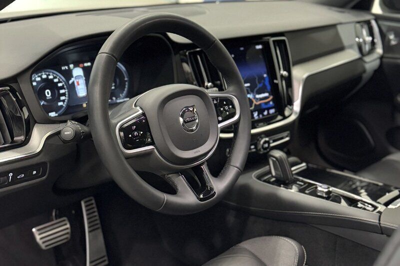 Begagnad Volvo V60 R-Design 340 HK (250 kW) 2021 Silver Kombi