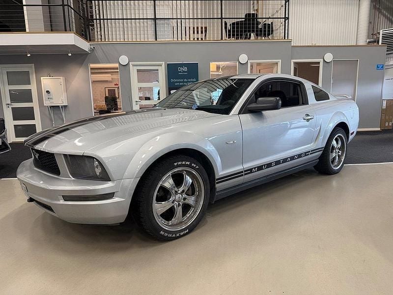Silver Begagnad 2005 Ford Mustang Sportkupé | 129 000 kr - Bild 1/4