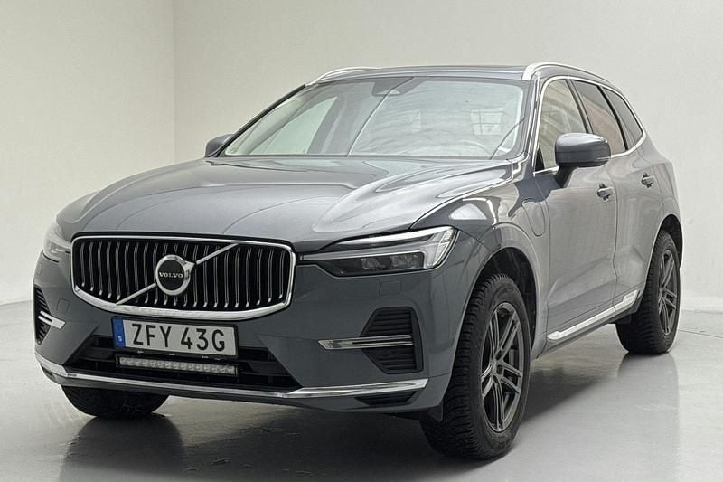 Grå Begagnad 2023 Volvo XC60 Core SUV | 364 900 kr (Bra pris) - Bild 1/4