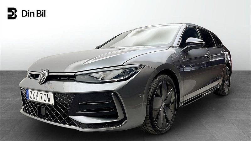 Mörkgrå (diabase grey metallic) Begagnad 2024 VW Passat R-line Kombi | 579 900 kr - Bild 1/4