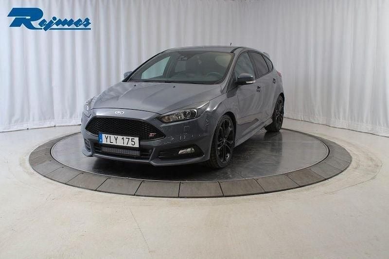 Grå Begagnad 2017 Ford Focus ST Kombi | 154 100 kr (Dyr) - Bild 1/4