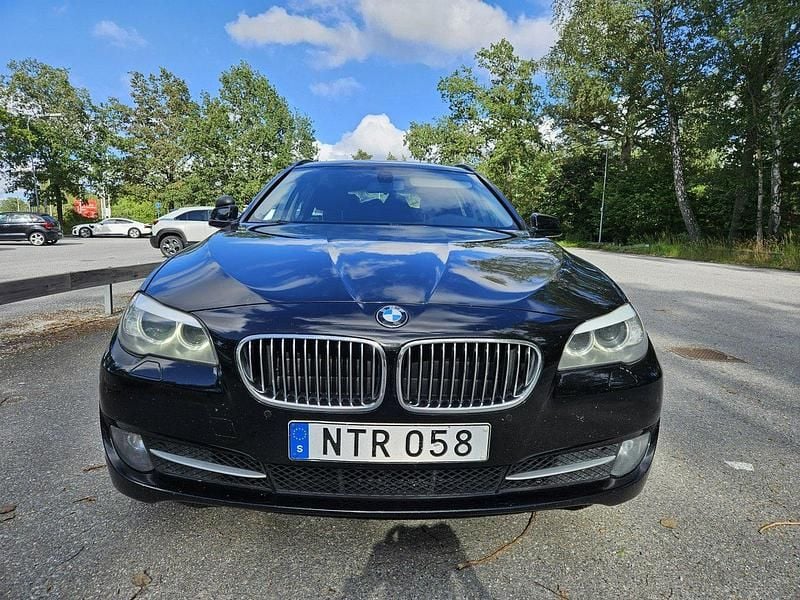 Svart Begagnad 2011 BMW 520 Kombi | 72 000 kr (Marknadspris) - Bild 1/4