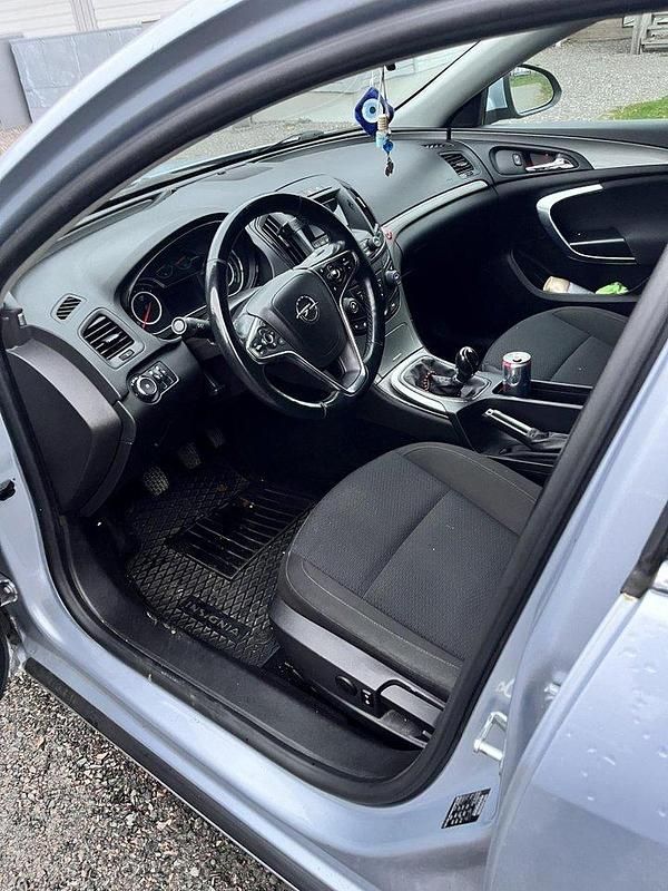 Grå Begagnad 2014 Opel Insignia Edition Halvkombi | 76 000 kr (Marknadspris) - Bild 1/4